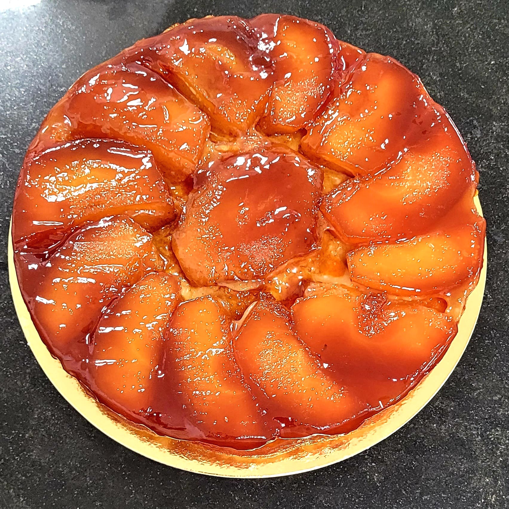 Tarte tatin caramélisée vue du dessus