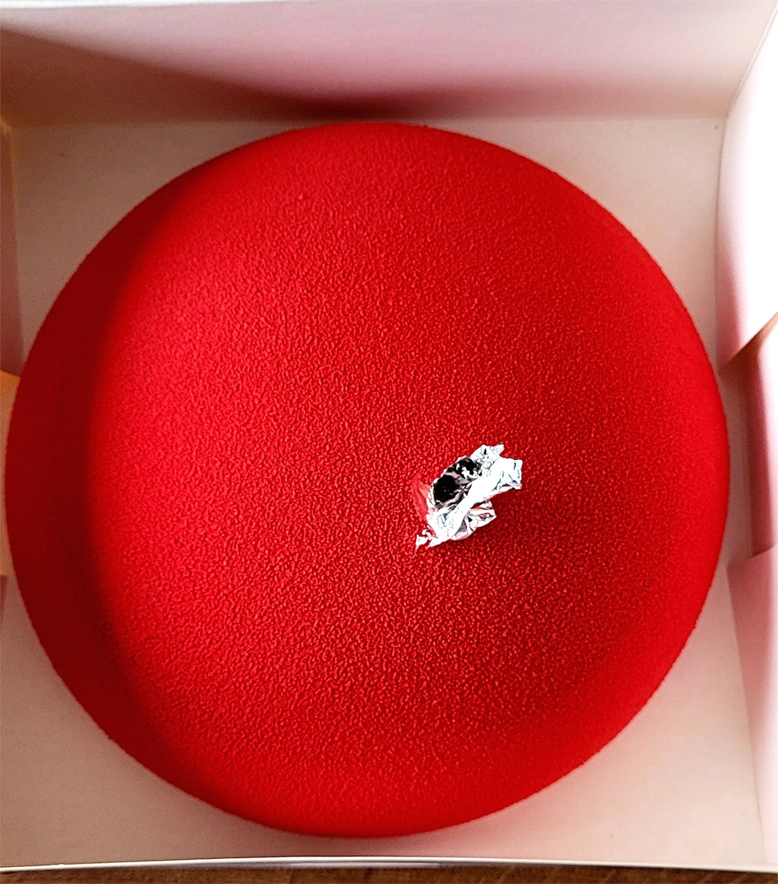 Entremets rouge velours dans une boîte